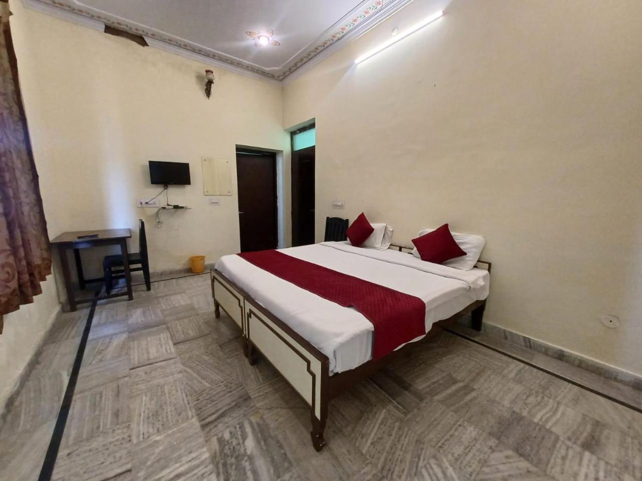 Hotel Green Haveli - A Heritage And Hill View Hotel , Пушкар Екстериор снимка